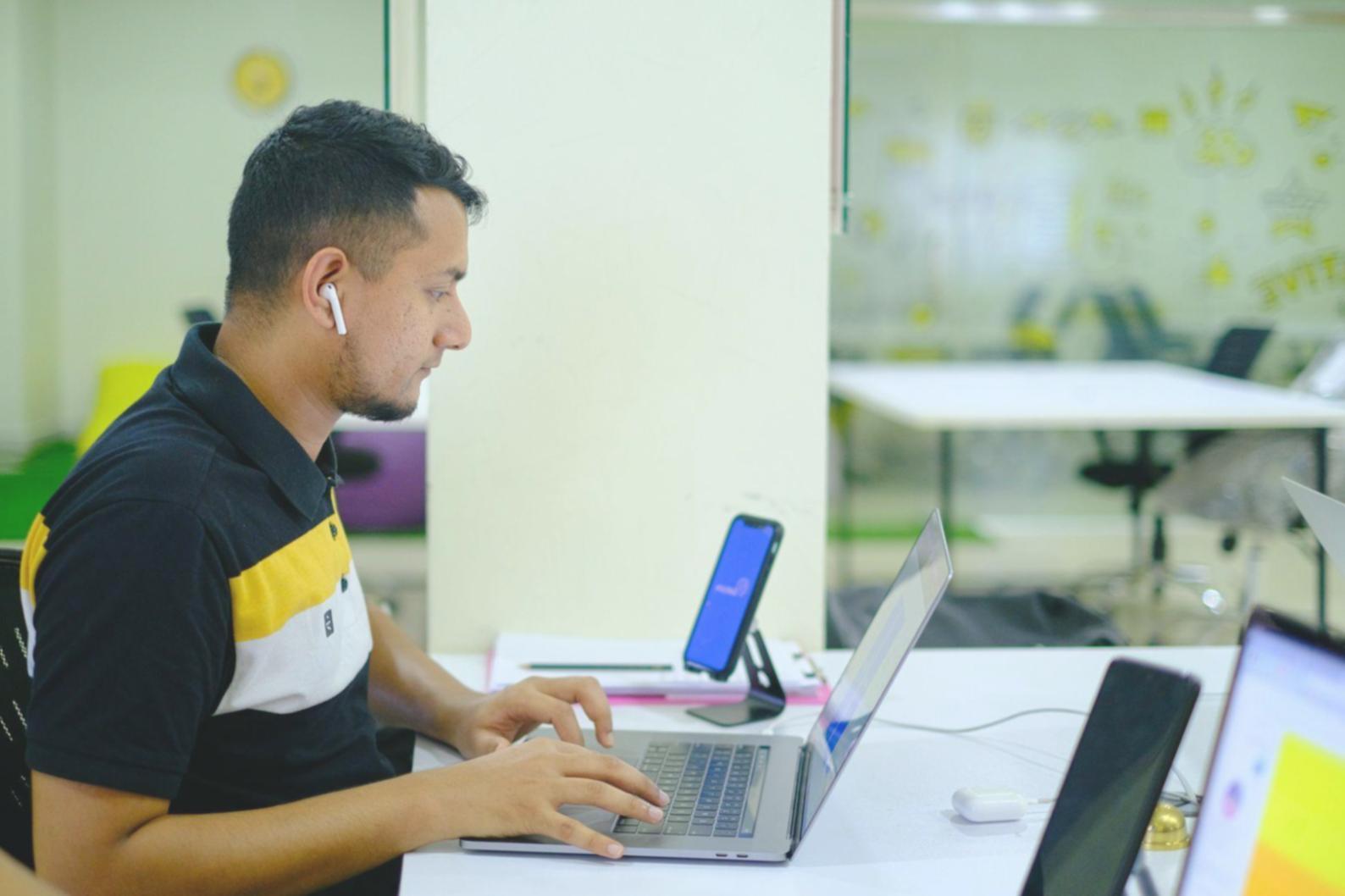 Personas alcanzando objetivos financieros concretos