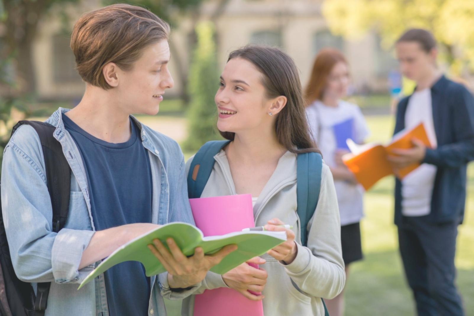 Persona organizando presupuesto semanal con calculadora y notas