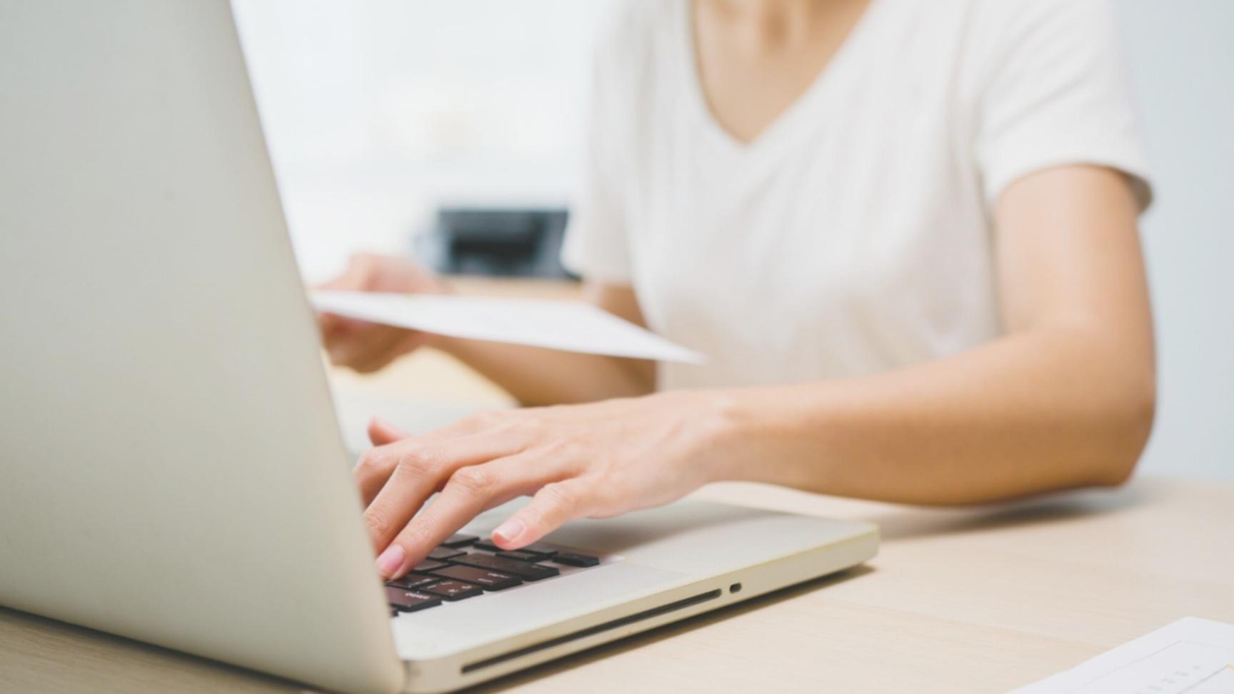 Revisión de finanzas personales en computadora