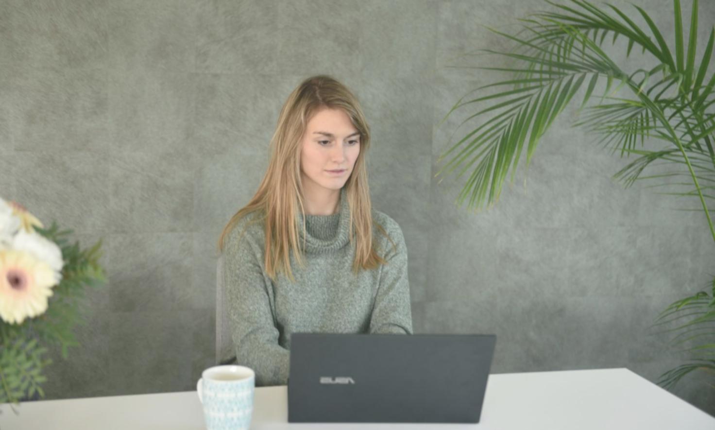 Persona organizando finanzas semanales en Argentina