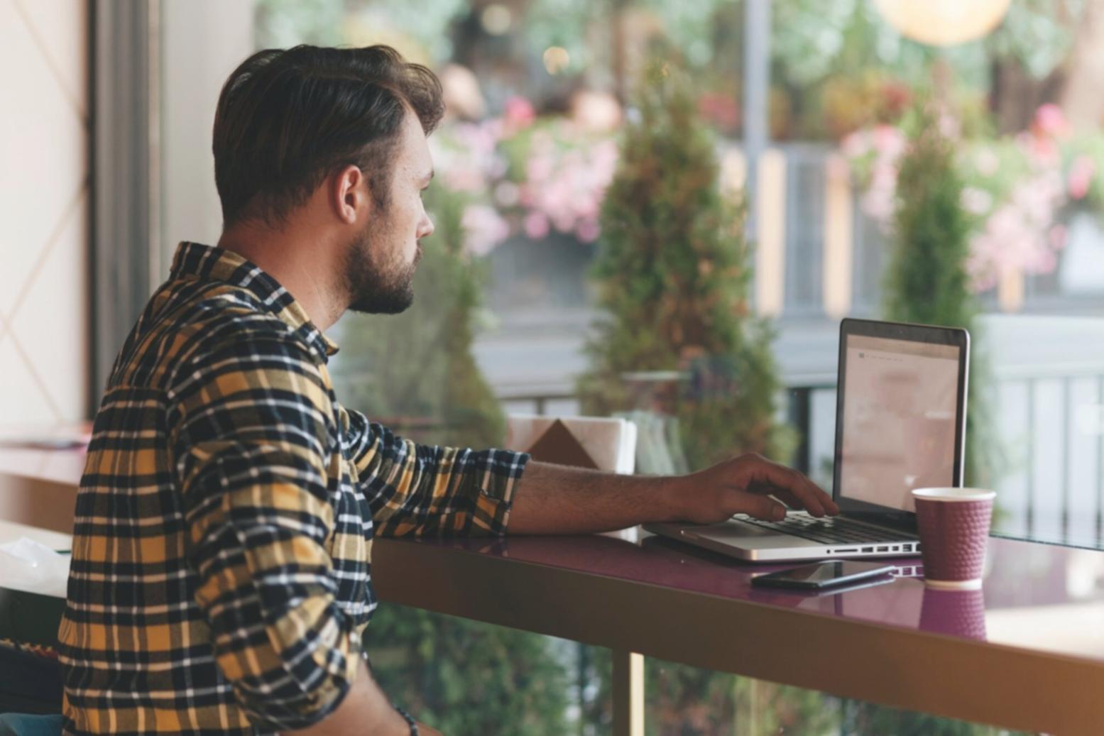 Familias organizando sus finanzas personales
